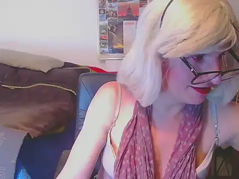Snapshot of LorenJade chatting on May 1, 8:52 am LorenJade online show from May 1, 8:52 am
