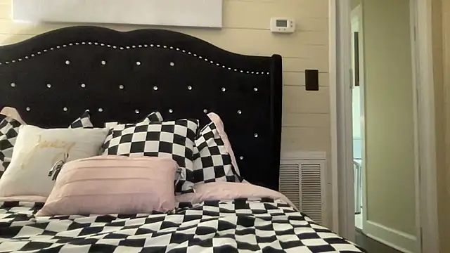 Snapshot of sexylilly69 chatting on April 30, 1:12 am sexylilly69 online show from April 30, 1:12 am
