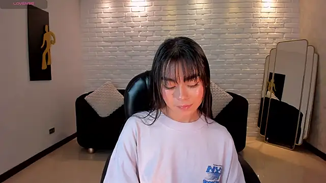 Snapshot of GigiLee_ chatting on January 5, 2:27 am GigiLee  online show from January 5, 2:27 am