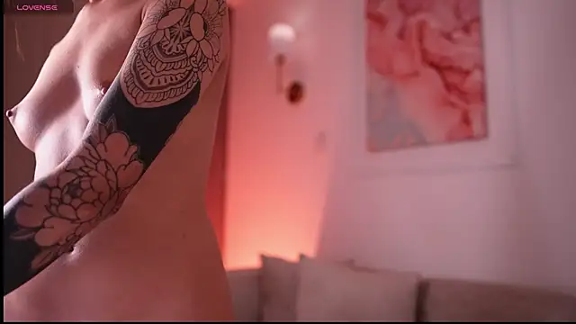 Snapshot of GigiLee_ chatting on February 7, 2:19 am GigiLee  online show from February 7, 2:19 am