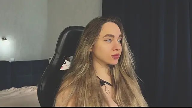 Snapshot of hotexclusive_ chatting on March 7, 8:13 am hotexclusive online show from March 7, 8:13 am