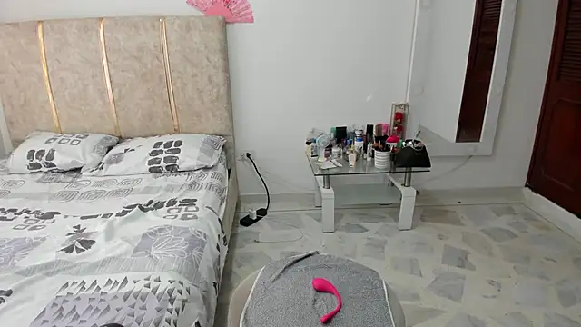 EnyelDavies online show from November 1, 3:58 pm