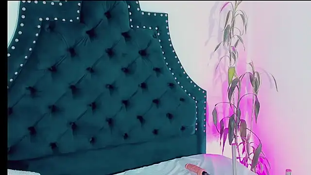 Emmaa Saenz  online show from March 14, 12:43 am