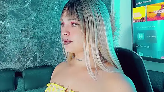 Emmaa Saenz  online show from January 9, 9:27 pm