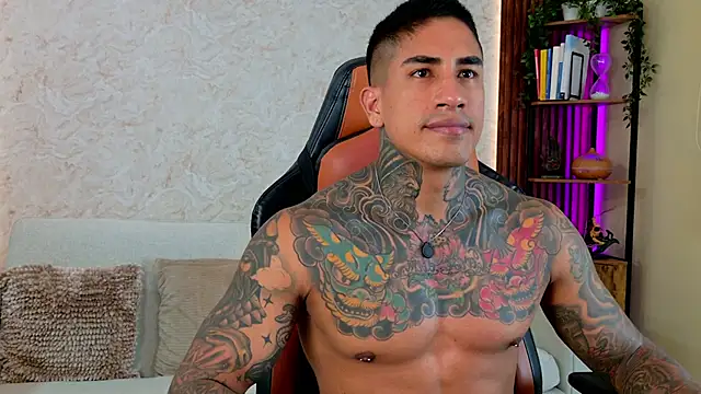 Snapshot of AdanReilly chatting on May 11, 11:13 pm AdanReilly online show from May 11, 11:13 pm