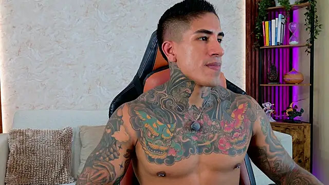 Snapshot of AdanReilly chatting on May 30, 7:33 pm AdanReilly online show from May 30, 7:33 pm