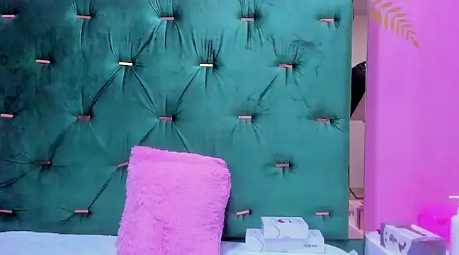 Snapshot of Hellen__4master chatting on December 18, 2:28 pm Hellen 4master online show from December 18, 2:28 pm