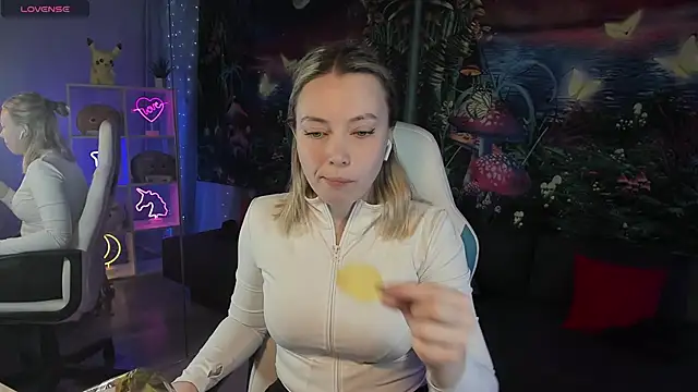 TiffanyBatson online show from December 21, 11:01 am