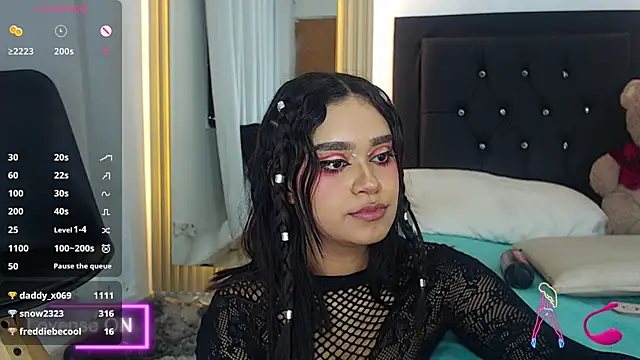 Snapshot of coraline_v chatting on December 5, 4:01 pm coraline v online show from December 5, 4:01 pm