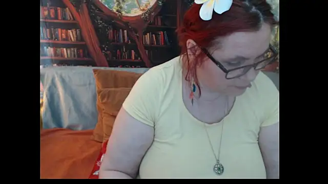 Snapshot of PlayfullMature chatting on June 17, 1:45 pm PlayfullMature online show from June 17, 1:45 pm