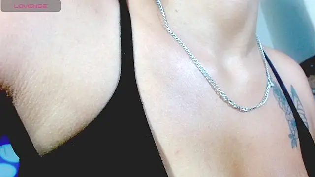 Snapshot of Eva_Hoot chatting on April 29, 8:15 pm Eva Hoot online show from April 29, 8:15 pm