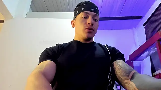 Snapshot of aquiles_51 chatting on September 27, 8:03 pm aquiles 51 online show from September 27, 8:03 pm