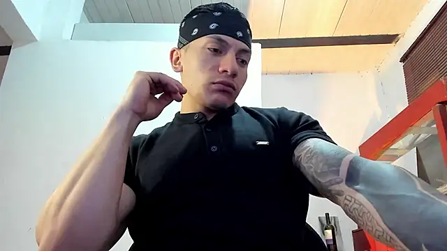 Snapshot of aquiles_51 chatting on October 6, 9:01 pm aquiles 51 online show from October 6, 9:01 pm