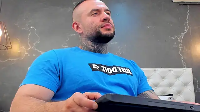 Snapshot of BruceDallas chatting on December 6, 8:07 pm BruceDallas online show from December 6, 8:07 pm