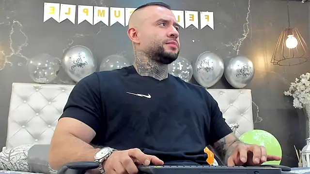 Snapshot of BruceDallas chatting on December 18, 8:57 pm BruceDallas online show from December 18, 8:57 pm