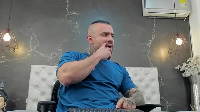 Snapshot of BruceDallas chatting on February 26, 3:21 am BruceDallas online show from February 26, 3:21 am