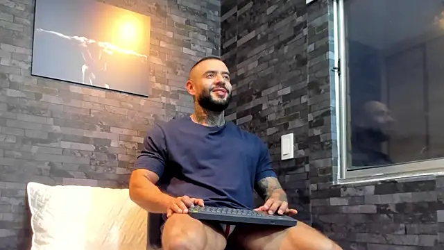 Snapshot of BruceDallas chatting on October 29, 11:06 pm BruceDallas online show from October 29, 11:06 pm