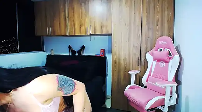 Snapshot of sweet_temptation25 chatting on January 6, 4:26 am sweet temptation25 online show from January 6, 4:26 am