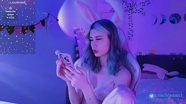 twicewetgirl online show from April 29, 5:30 pm