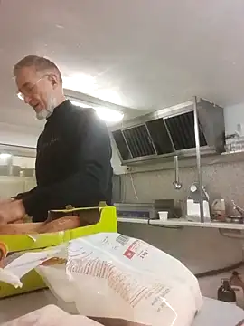 Snapshot of 60philippe chatting on December 19, 10:02 am 60philippe online show from December 19, 10:02 am