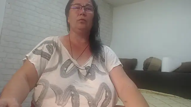 Snapshot of EmmaSquirt chatting on June 5, 9:53 pm EmmaSquirt online show from June 5, 9:53 pm