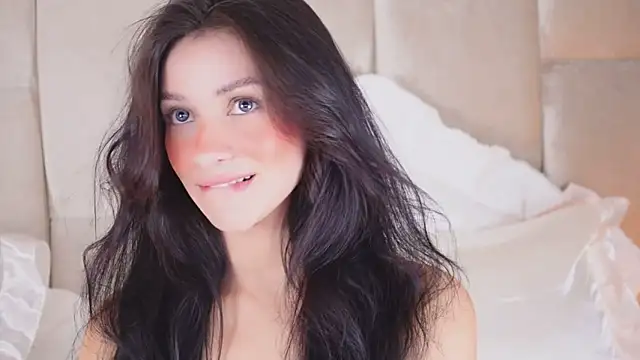 Snapshot of KiraKayleigh1 chatting on February 19, 8:31 pm KiraKayleigh1 online show from February 19, 8:31 pm