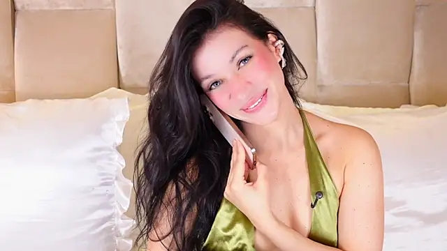 Snapshot of KiraKayleigh1 chatting on November 4, 2:43 am KiraKayleigh1 online show from November 4, 2:43 am