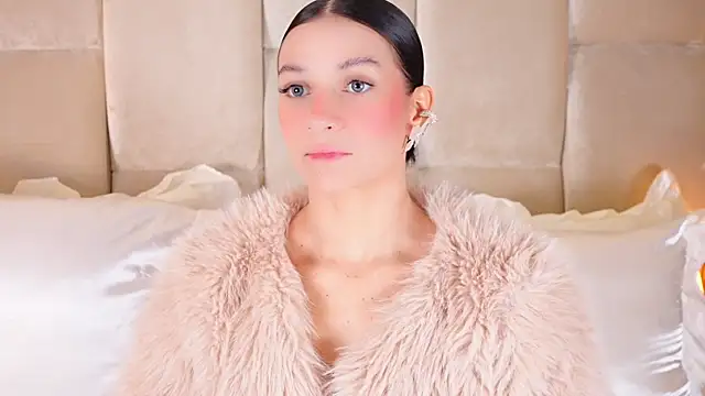 Snapshot of KiraKayleigh1 chatting on November 10, 4:00 am KiraKayleigh1 online show from November 10, 4:00 am