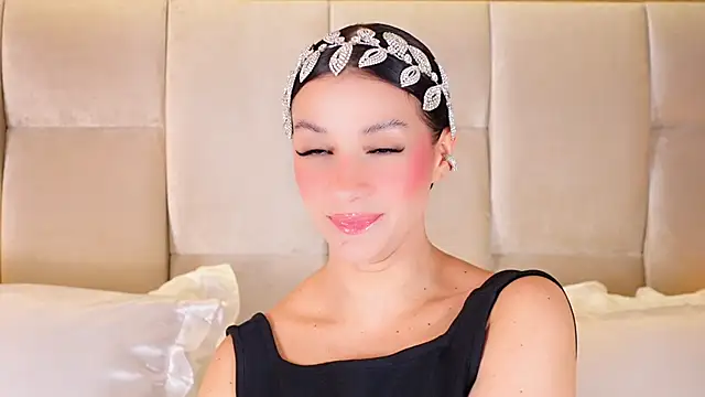 Snapshot of KiraKayleigh1 chatting on November 17, 1:00 am KiraKayleigh1 online show from November 17, 1:00 am