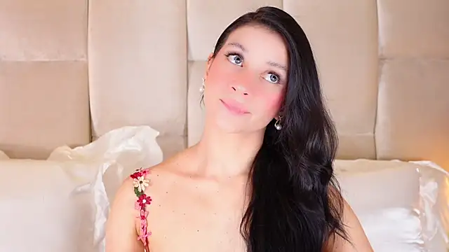 Snapshot of KiraKayleigh1 chatting on November 24, 12:43 am KiraKayleigh1 online show from November 24, 12:43 am