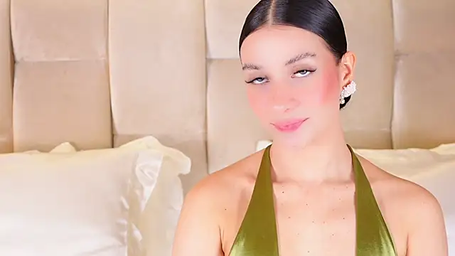 Snapshot of KiraKayleigh1 chatting on December 18, 1:00 am KiraKayleigh1 online show from December 18, 1:00 am