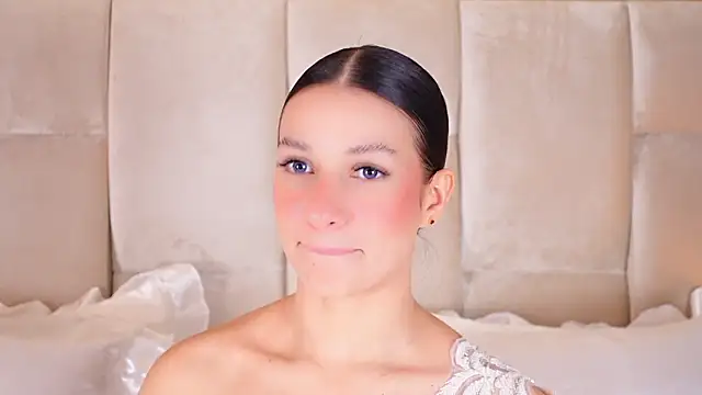 Snapshot of KiraKayleigh1 chatting on March 2, 11:44 pm KiraKayleigh1 online show from March 2, 11:44 pm