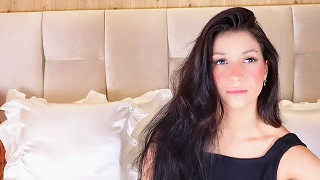 Snapshot of KiraKayleigh1 chatting on June 12, 1:37 am KiraKayleigh1 online show from June 12, 1:37 am