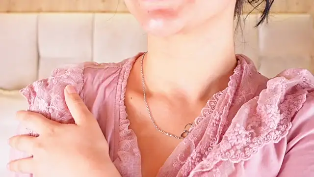Snapshot of KiraKayleigh1 chatting on July 5, 12:12 pm KiraKayleigh1 online show from July 5, 12:12 pm