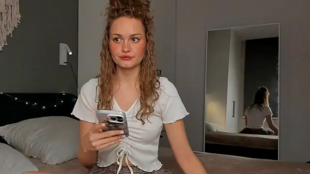 Caroline Smitt online show from September 28, 11:10 pm