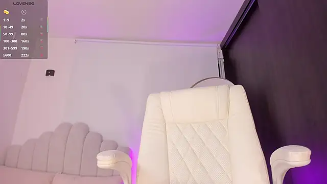 Snapshot of AmberLewis_ chatting on April 27, 4:32 am AmberLewis online show from April 27, 4:32 am