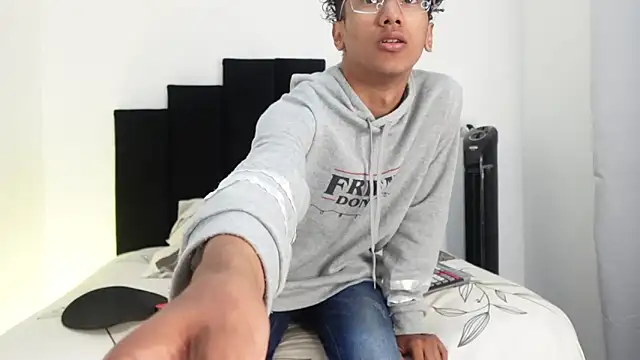 harrytwink18 online show from January 13, 1:49 pm