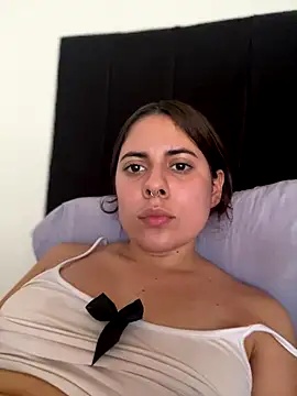 Snapshot of little_isabela1 chatting on December 22, 3:20 pm little isabela1 online show from December 22, 3:20 pm