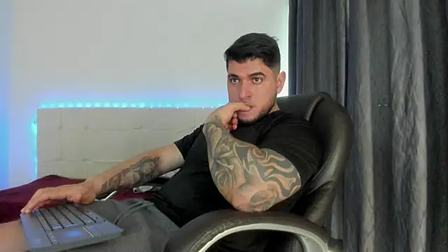 Snapshot of Teilor_Creed chatting on February 24, 8:29 pm Teilor Creed online show from February 24, 8:29 pm