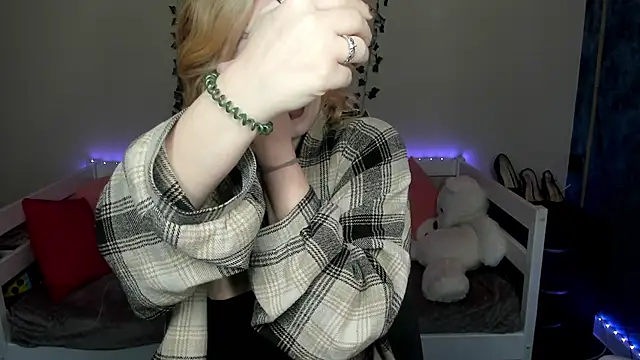 Emily Gin online show from November 19, 2:33 am