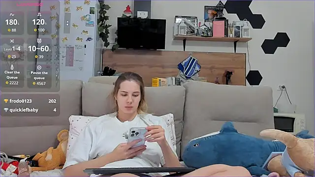 Girl alone home online show from November 30, 4:55 pm