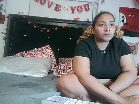 Snapshot of MrAndMrsCrook chatting on February 22, 5:44 am MrAndMrsCrook online show from February 22, 5:44 am