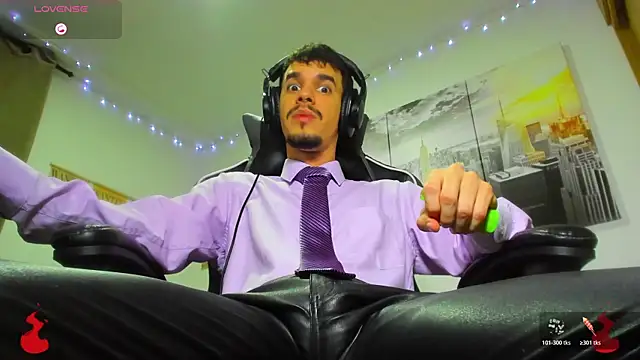 Snapshot of BRAYHAMBROWN chatting on October 29, 5:42 am BRAYHAMBROWN online show from October 29, 5:42 am