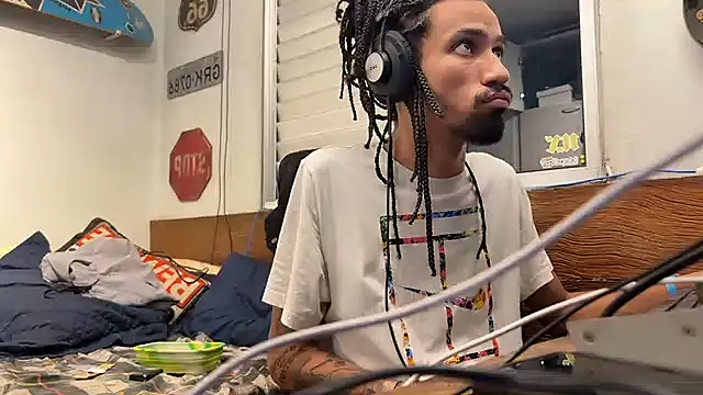 Snapshot of hotcamboy420 chatting on December 10, 5:17 am hotcamboy420 online show from December 10, 5:17 am