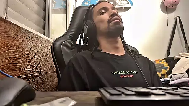 Snapshot of hotcamboy420 chatting on February 16, 5:15 am hotcamboy420 online show from February 16, 5:15 am