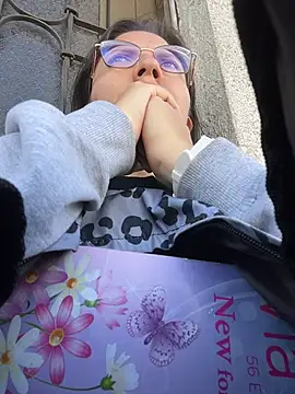 karlamorris  online show from April 12, 1:05 pm