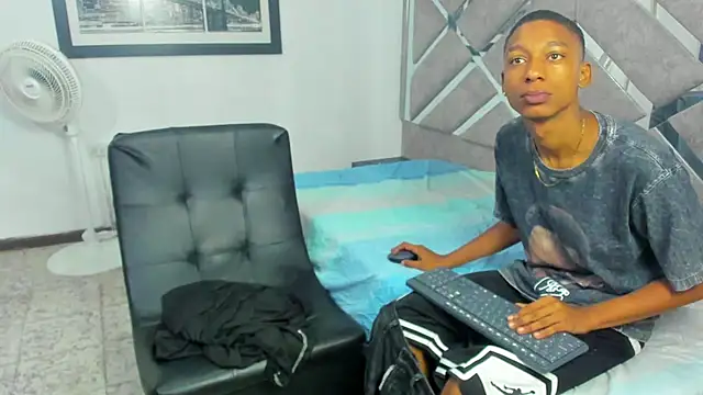 EvaxEmma online show from November 25, 1:44 pm