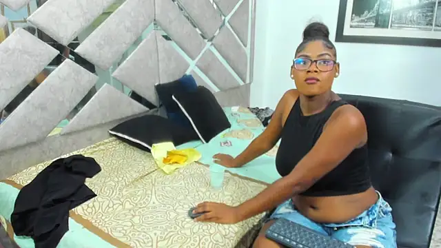 EvaxEmma online show from March 7, 1:41 pm