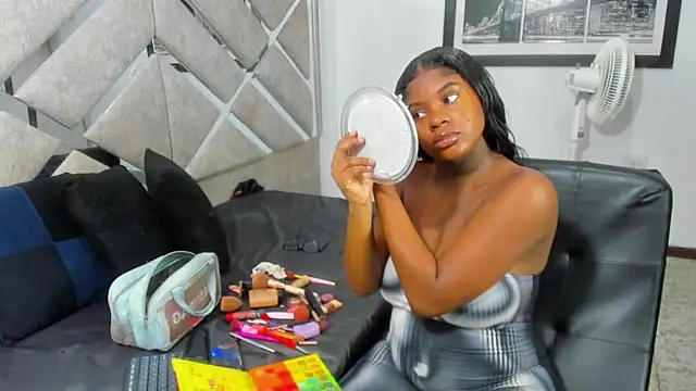 EvaxEmma online show from April 18, 1:37 pm