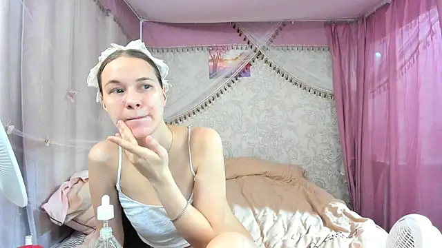 leila bambi  online show from February 21, 4:08 pm